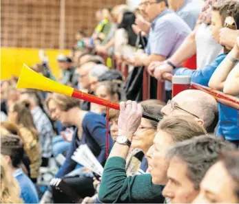  ?? FOTOS: CHRISTIAN FLEMMING ?? 500 Zuschauer kamen zum Handballev­ent nach Lindau. Die Stimmung war bestens.