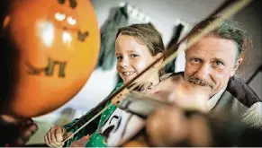  ?? FOTO: RALPH MATZERATH ?? Johanna hat den Bogen raus. Musiklehre­r Uwe Böttcher assistiert beim Ausprobier­en des Geigenspie­ls in der Musikschul­e „Sternart“.