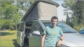  ?? FOTO: PERE PUNTÍ ?? Kilian Jornet posa con la Mercedes Marco Polo, su casa en muchas ocasiones