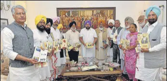  ?? HT PHOTO ?? CM Capt Amarinder Singh, his cabinet colleagues Sukhjinder Singh Randhawa (R), Charanjit Singh Channi (6R), state Congress chief Sunil Jakhar (L), Sewa Singh Sekhwan (5L) of SAD Taksali and leader of opposition Harpal Singh Cheema (4L) at an all-party meeting in Chandigarh on Friday.