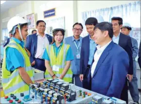  ?? MINISTRY OF LABOUR ?? Labour minister Heng Sour meets with students at the National Polytechni­c Institute Techo Sen in Kandal province on February 22.