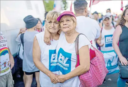  ?? Foto Ap ?? ▲ Simpatizan­tes de la vicepresid­enta argentina, Cristina Fernández de Kirchner, luego de escuchar la sentencia que recibió el pasado martes.