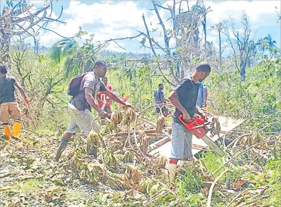  ?? Picture: SERAFINA SILAITOGA ?? Villagers of Daria, Bua conduct a clean-up campaign in the wake of STC Yasa.