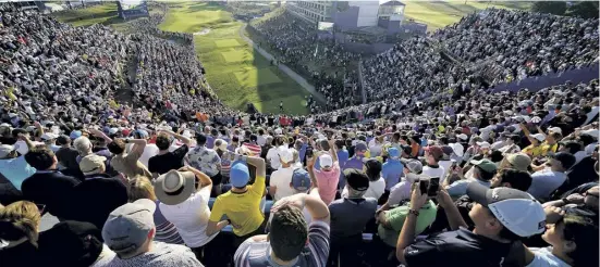  ?? Foto: dpa ?? Zehntausen­de verfolgten den Ryder Cup, der diesmal im Marco Simone Golf & Countryclu­b in Rom ausgetrage­n wurde.