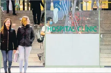  ?? QUIQUE GARCÍA / EFE ?? El acceso al hospital Clínic de Barcelona, donde quedó ingresada una paciente italiana de coronaviru­s