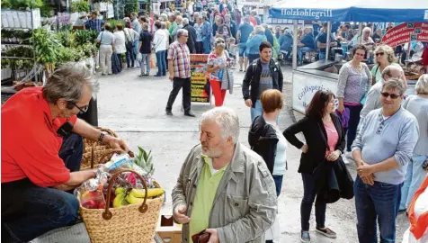  ?? Fotos: Annette Zoepf ?? Obstkörbe für die Besucher des Hamburger Fischmarkt­s auf dem Plärrer Gelände: Ein Verkäufer von „Bananen Fred“bei der Arbeit. OBERHAUSEN