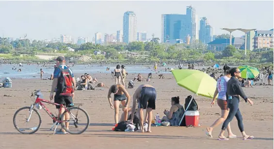  ?? MARCELO CARROLL ?? Vicente López. La zona costera es muy buscada por los vecinos para combatir el calor, aunque esté prohibido meterse en el río.