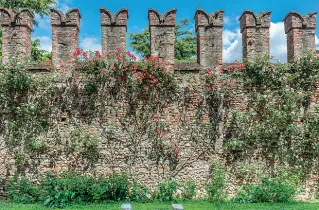  ??  ?? Fortezza
Il Castello di Thiene edificio gotico del XV secolo
Esempio di Villa Veneta pre-palladiana