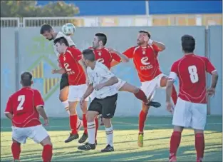  ??  ?? SOBRE LA BOCINA. El Son Cladera ganó in extremis un partido muy emocionant­e.