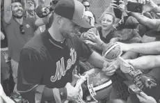  ?? PATRICK DOVE, TREASURE COAST NEWSPAPERS ?? Tim Tebow, the 2007 Heisman Trophy winner, was surrounded by fans at Mets instructio­nal league in Port St. Lucie, Fla.