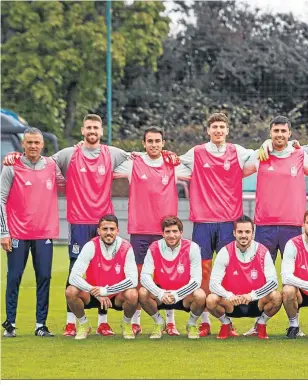  ?? ?? La selección española posó ayer con un peto solidario contra el cáncer de mama.