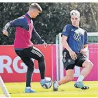  ?? FOTO: IMAGO ?? Timo Werner (l.) und Nico Schlotterb­eck beim Training.