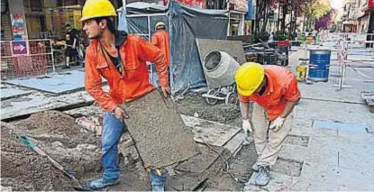  ?? (NICOLÁS BRAVO) ?? En obras. Ya hay lajas que reclaman reparación, pero la obra continúa a gran intensidad.