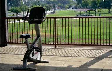  ?? RECORDER PHOTOS BY ALEXIS ESPINOZA ?? Three stationary bikes are available for use outside on the 2nd level walkway of the Lindsay Wellness Center.