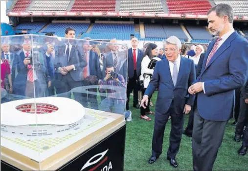  ??  ?? DE DESPEDIDA. Felipe VI visitó por última vez el Calderón en un acto de la Fundación Cotec. Cerezo le mostró una maqueta del nuevo estadio.