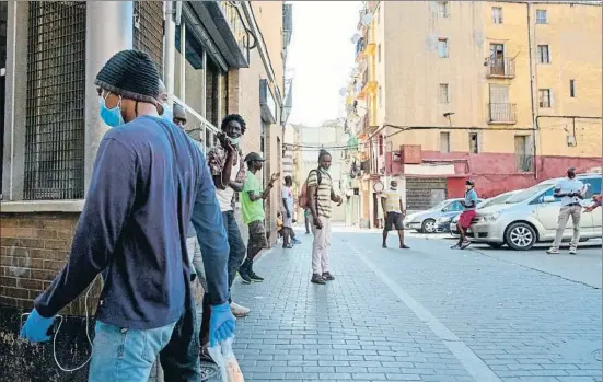  ?? XAVI JURIO ?? Grupos de temporeros de paso por Lleida se mezclan con los leridanos en el centro histórico de la capital del Segrià