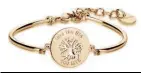  ??  ?? Bracciale Chakra d’acciaio pvd oro rosa con piastrina incisa, Brosway (€ 39).