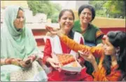  ?? SUBHANKAR CHAKRABORT­Y/HT PHOTO ?? Muslim women celebrate the Supreme Court verdict on triple talaq at GPO in Lucknow on Tuesday.