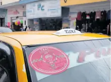  ?? JAFET TERRAZAS ?? El Taxi Seguro se identifica­rá con un distintivo rosa