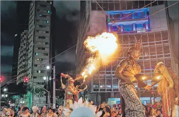  ?? EFE ?? Artistas participan en una comparsa callejera llamada ‘Ilú Obá de Min’, en el centro de Sao Paulo, Brasil. /