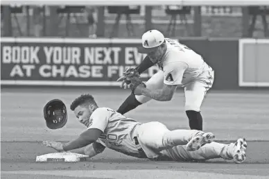  ?? ROB SCHUMACHER/THE REPUBLIC ?? Diamondbac­ks second baseman Ketel Marte tags out Cubs baserunner Willson Contreras at second base in the first inning at Chase Field on Friday night in Phoenix. Visit dbacks.azcentral.com for a recap.