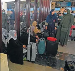  ?? / W. K. (AFP) ?? Pasajeros esperaban anteayer la salida de su avión en Kabul.