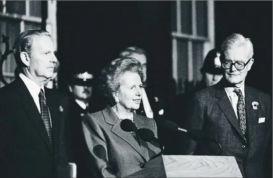  ??  ?? Margaret Thatcher, amb James Baker i Douglas Hurd, va defensar els interessos britànics en la UE, però no va plantejar mai sortir-ne