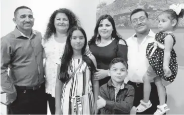  ??  ?? > Los novios disfrutaro­n de la compañía de sus familiares.