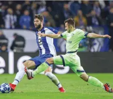  ??  ?? Felipe seguríssim­o e feliz ao lado de Éder Militão