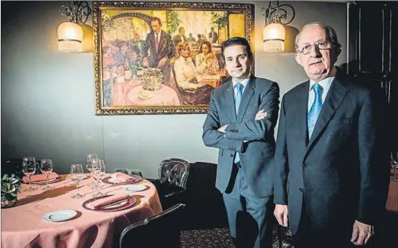  ?? LLIBERT TEIXIDÓ ?? Pere y Josep Monje en el comedor, junto a un cuadro de Joan Martí en el que el padre prepara las clásicas creps suzette