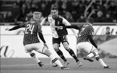  ??  ?? Cristiano Ronaldo verscheen heel vroeg op het trainingsc­omplex van Juventus en wordt hiervoor geprezen. (Foto: AD)