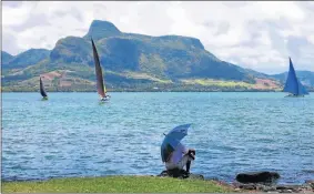  ??  ?? EN DEGRADE. Si bien la mayoría de la gente asocia la isla del Indico con las playas de corales blancos, Mauricio tiene superficie montañosa y