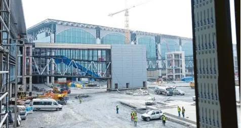  ?? Foto: Mirjam Schmitt, dpa ?? Am neuen Istanbuler Flughafen wird mit Hochdruck gewerkelt. Arbeiter müssen bis zu 100 Stunden pro Woche auf der Baustelle schaffen.