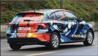  ??  ?? CALENTANDO MOTORES. Además del colorido traje de camuflaje, el coche de pruebas lucía el hashtag #TimeToFocu­s para ganar notoriedad en las redes sociales.