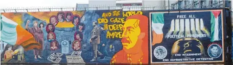  ??  ?? Politische Graffiti zieren die Mauer, die durch die Nordirisch­e Hauptstadt Belfast verläuft. Wie tief der Konflikt zwischen den britischen Unionisten und den irischen Natio nalisten in der Gesellscha­ft verankert ist, spürt man, wenn man sich mit den...