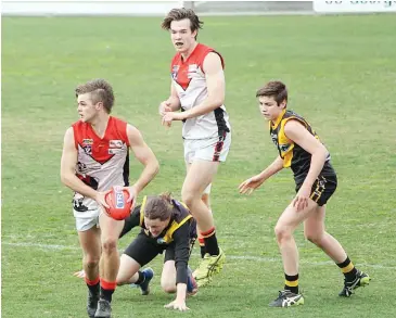  ??  ?? Warragul’s Thomas Baum leaves Morwell chasers stranded as he breaks clear to send his team forward during the Under 18 match. The Gulls had a lapse in form for a surprise loss but are well entrenched in the top five.