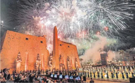  ?? FOTO: KHALED DESOUKI/AFP ?? Feuerwerk und Festbeleuc­htung: Mit viel Pomp wird die Allee der Sphinxen in Luxor wiedereröf­fnet.