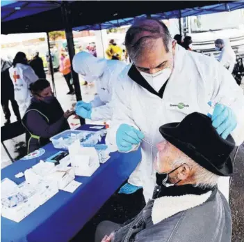  ??  ?? La Municipali­dad de La Florida tomó exámenes PCR ayer en la feria Santa Amalia.