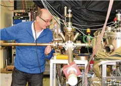  ?? FOTO: BERNADETTE WINTER / DPA ?? Professor Hans-joachim Elmers der Johannes-gutenberg-universitä­t Mainz kennt sich gut mit Magneten aus. In seinem Labor untersucht er, was sie so alles können.