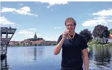  ?? FOTO: SG ERKELENZ-HÜCKELHOVE­N ?? Der Biss-Test: André Lennartz von der SG Erkelenz-Hückelhove­n mit seiner Goldmedail­le von der Freiwasser-DM in Mölln.