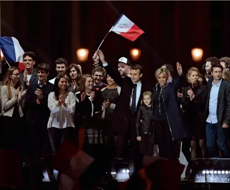  ??  ?? Emmanuel Macron célébrant sa victoire à l’élection présidenti­elle française, le 7 mai 2017.