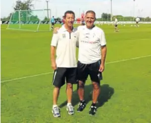  ?? CEDIDA ?? Toni Mendo, junto a Paco Herrera, técnico del Celta de Vigo, en los campos de entrenamie­nto del club gallego.