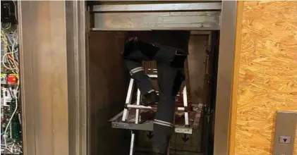  ?? EL PERIÓDICO ?? Un técnico arreglando uno de los ascensores del centro de salud Obispo Paulo, ayer en la capital extremeña.