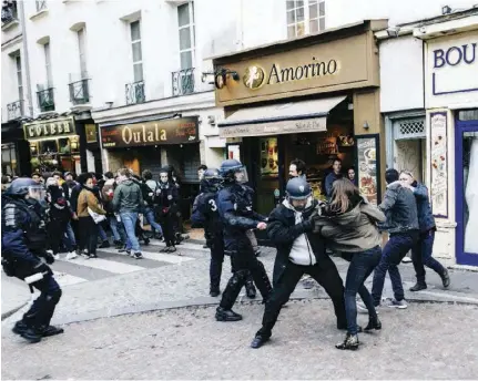  ??  ?? Le 1er mai, place de la Contrescar­pe, à Paris, Alexandre Benalla et Vincent Crase interpelle­nt violemment un jeune couple de manifestan­ts.