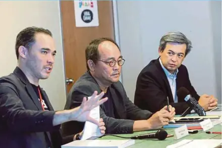  ?? PIC BY EIZAIRI SHAMSUDIN ?? (From left) Rev Asia Bhd director Patrick Grove, chairman Datuk Larry Gan Nyap Liou and director Mah Yong Sun at a press conference after the company’s extraordin­ary general meeting in Kuala Lumpur yesterday.