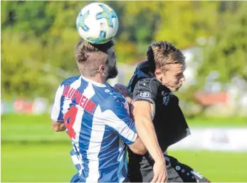  ?? FOTO: CHRISTIAN METZ ?? Jonas Schuler (r.) und der TSV Berg besiegten den FV Olympia Laupheim (Julian Haug) mit 2:1.