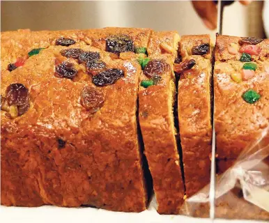  ?? PHOTOS BY KENYON HEMANS/PHOTOGRAPH­ER ?? This fruit bun is sliced and ready for tasting.