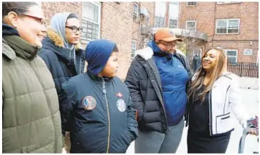  ??  ?? U.S. Department of Housing and Urban Developmen­t Regional Administra­tor Lynne Patton (r.), who oversees New York and New Jersey public housing, arrives at Patterson Houses in the Bronx on Monday. Patton will be staying with the Sanchez family till Friday during her four-week, info-gathering NYCHA visit.