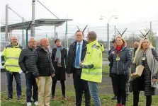  ?? ANJA BERGHOLZ ?? Ministerpr­äsident Bodo Ramelow (Mitte) ließ sich unter anderem von Vereinsprä­sident Winfried Wehrstedt (4. von links) über die Fortschrit­te des Projektes aufklären.