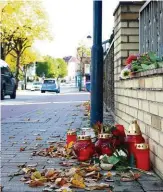  ??  ?? Schützenst­raße in Bad Oldesloe: Kerzen und Blumen liegen dort, wo Robin L. starb.